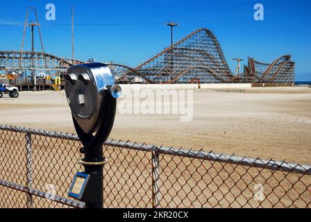 A view finder looks out onto the beach and the roller coaster of the amusement park in Wildwood on the Jersey Shore Stock Photo