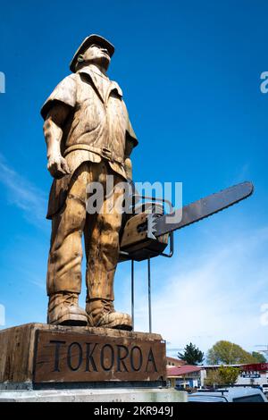 Talking Poles, The Pine Man, carved wooden statues in Tokoroa, Waikato, North Island, New Zealand Stock Photo