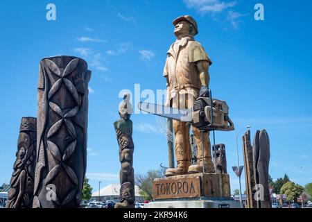 Talking Poles, The Pine Man, carved wooden statues in Tokoroa, Waikato, North Island, New Zealand Stock Photo