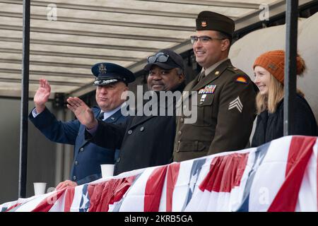 Oregon National Guard Brig. Gen. Mark Crosby, Assistant Adjutant General for Air (left), along with Albany, Oregon Major Alex Johnson (center) and Oregon Army National Guard Sgt. Nathan Flores (right) and other guest enjoy the 71st Annual Linn County Veterans Day Parade from the observation platform at Albany, Oregon on Nov. 11, 2022. The event is recognized as one of the largest Veterans Day parades in the United States each year. (National Guard photo by John Hughel, Oregon Military Department Public Affairs) Stock Photo