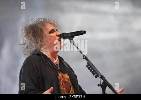 Paris, France. 28th Nov, 2022. The Cure, Robert Smith performs at the Accor Arena in Paris, France on november 28, 2022. Photo by Christophe Meng/ABACAPRESS.COM Credit: Abaca Press/Alamy Live News Stock Photo
