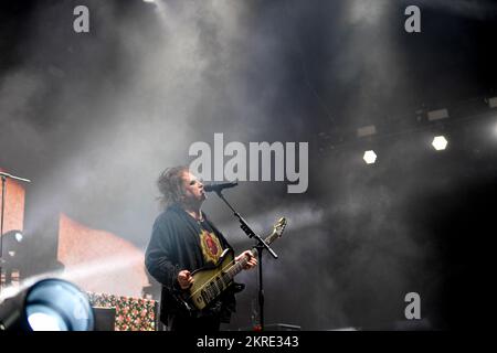 Paris, France. 28th Nov, 2022. The Cure, Robert Smith performs at the Accor Arena in Paris, France on november 28, 2022. Photo by Christophe Meng/ABACAPRESS.COM Credit: Abaca Press/Alamy Live News Stock Photo