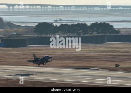 An F-16 Fighting Falcon assigned to the 80th Fighter Squadron takes off from the flightline at Kunsan Air Base, Republic of Korea, Nov. 18, 2022. The 80th Fighter Squadrons executes air combat operations in support of U.S. and ROK interests in the Pacific area of responsibility. Stock Photo