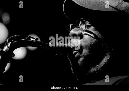 RAY GASKINS, SAXOPHONE, 2006: Legendary saxophone Ray Gaskins in the backing band of the godfather of Acid Jazz, ROY AYERS at The Point in Cardiff on July 12 2006. Picture: ROB WATKINS.  INFO: Ray Gaskins is from Baltimore. His talents include singing, and proficiency on both keyboards and the saxophone. He's performed all over the world working with Roy Ayers, Stuff, Brand New Heavies, Phyllis Hyman, and Jocelyn Brown. Stock Photo