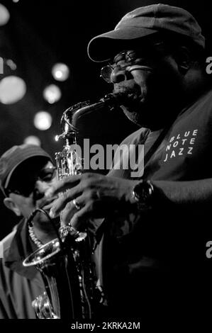 RAY GASKINS, SAXOPHONE, 2006: Legendary saxophone Ray Gaskins in the backing band of the godfather of Acid Jazz, ROY AYERS at The Point in Cardiff on July 12 2006. Picture: ROB WATKINS.  INFO: Ray Gaskins is from Baltimore. His talents include singing, and proficiency on both keyboards and the saxophone. He's performed all over the world working with Roy Ayers, Stuff, Brand New Heavies, Phyllis Hyman, and Jocelyn Brown. Stock Photo