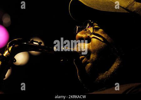 RAY GASKINS, SAXOPHONE, 2006: Legendary saxophone Ray Gaskins in the backing band of the godfather of Acid Jazz, ROY AYERS at The Point in Cardiff on July 12 2006. Picture: ROB WATKINS.  INFO: Ray Gaskins is from Baltimore. His talents include singing, and proficiency on both keyboards and the saxophone. He's performed all over the world working with Roy Ayers, Stuff, Brand New Heavies, Phyllis Hyman, and Jocelyn Brown. Stock Photo