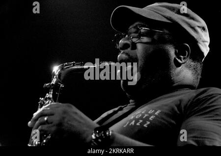 RAY GASKINS, SAXOPHONE, 2006: Legendary saxophone Ray Gaskins in the backing band of the godfather of Acid Jazz, ROY AYERS at The Point in Cardiff on July 12 2006. Picture: ROB WATKINS.  INFO: Ray Gaskins is from Baltimore. His talents include singing, and proficiency on both keyboards and the saxophone. He's performed all over the world working with Roy Ayers, Stuff, Brand New Heavies, Phyllis Hyman, and Jocelyn Brown. Stock Photo