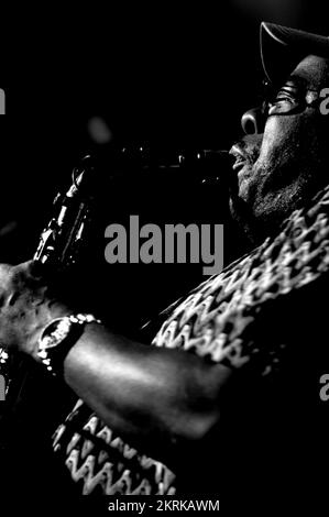 RAY GASKINS, SAXOPHONE, 2006: Legendary saxophone Ray Gaskins in the backing band of the godfather of Acid Jazz, ROY AYERS at The Point in Cardiff on July 12 2006. Picture: ROB WATKINS.  INFO: Ray Gaskins is from Baltimore. His talents include singing, and proficiency on both keyboards and the saxophone. He's performed all over the world working with Roy Ayers, Stuff, Brand New Heavies, Phyllis Hyman, and Jocelyn Brown. Stock Photo