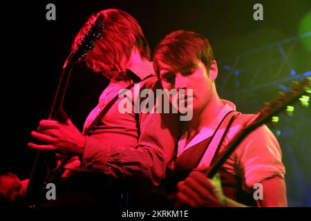 Dan Gillespie Sells, singer and lead guitar player with THE FEELING with second guitarist Kevin Jeremiah (left) at Cardiff University Annual Summer Ball in Coopers Field, Cardiff, June 15, 2007. Photograph © ROB WATKINS Stock Photo
