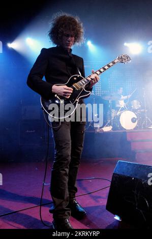 THE KILLERS, YOUNG, HOT FUSS TOUR, 2005: Ronnie Vannucci, guitarist of The Killers, on the NME Tour at Cardiff University, February 6 2005. Photograph: ROB WATKINS.   INFO: The Killers are an American rock band formed in Las Vegas in 2001. Known for their energetic sound and hits like 'Mr. Brightside,' they gained fame with their debut album 'Hot Fuss' and have remained influential in indie and alternative rock. Stock Photo