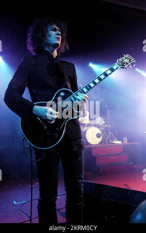 THE KILLERS, YOUNG, HOT FUSS TOUR, 2005: Ronnie Vannucci, guitarist of The Killers, on the NME Tour at Cardiff University, February 6 2005. Photograph: ROB WATKINS.   INFO: The Killers are an American rock band formed in Las Vegas in 2001. Known for their energetic sound and hits like 'Mr. Brightside,' they gained fame with their debut album 'Hot Fuss' and have remained influential in indie and alternative rock. Stock Photo