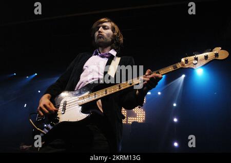 THE KILLERS, YOUNG, HOT FUSS TOUR, 2005: Mark Stoermer, bass player of The Killers, on the NME Tour at Cardiff University, February 6 2005. Photograph: ROB WATKINS.  The Killers are an American rock band formed in Las Vegas in 2001. Known for their energetic sound and hits like 'Mr. Brightside,' they gained fame with their debut album 'Hot Fuss' and have remained influential in indie and alternative rock. Stock Photo