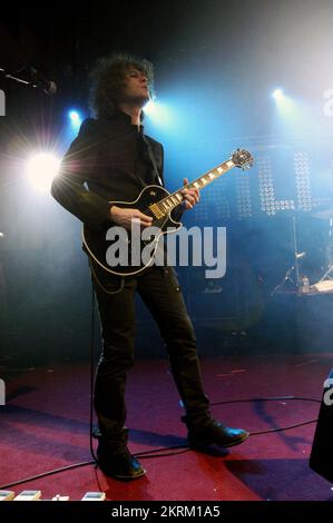 THE KILLERS, YOUNG, HOT FUSS TOUR, 2005: Ronnie Vannucci, guitarist of The Killers, on the NME Tour at Cardiff University, February 6 2005. Photograph: ROB WATKINS.   INFO: The Killers are an American rock band formed in Las Vegas in 2001. Known for their energetic sound and hits like 'Mr. Brightside,' they gained fame with their debut album 'Hot Fuss' and have remained influential in indie and alternative rock. Stock Photo