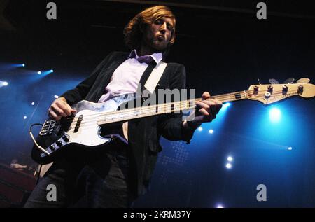 THE KILLERS, YOUNG, HOT FUSS TOUR, 2005: Mark Stoermer, bass player of The Killers, on the NME Tour at Cardiff University, February 6 2005. Photograph: ROB WATKINS.  The Killers are an American rock band formed in Las Vegas in 2001. Known for their energetic sound and hits like 'Mr. Brightside,' they gained fame with their debut album 'Hot Fuss' and have remained influential in indie and alternative rock. Stock Photo