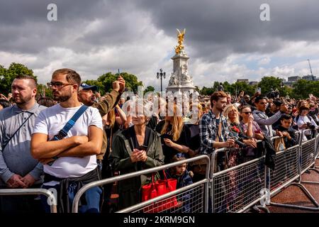 British People Wait Outside Buckingham Palace For The Arrival Of King Charles III Following The Death Of His Mother Queen Elizabeth II, London, UK. Stock Photo