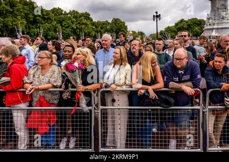 British People Wait Outside Buckingham Palace For The Arrival Of King Charles III Following The Death Of His Mother Queen Elizabeth II, London, UK. Stock Photo