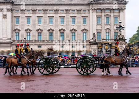 The King's Troop Royal Horse Artillery Pass Buckingham Palace On Their Way To Hyde Park After The Death Of Queen Elizabeth II, London, UK. Stock Photo