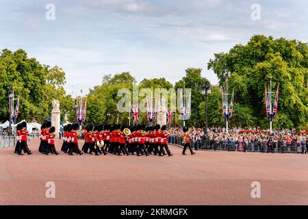 Crowds Watch The Irish Guards Leaving Buckingham Palace After The Changing Of The Guard Ceremony Following The Death Of Queen Elizabeth II, London, UK Stock Photo