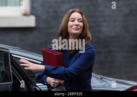 London, UK. 29th November, 2022. Secretary of State for Education Gillian Keegan arrives in Downing Street to attend the weekly Cabinet meeting chaired by Prime Minister Rishi Sunak. Credit: Wiktor Szymanowicz/Alamy Live News Stock Photo