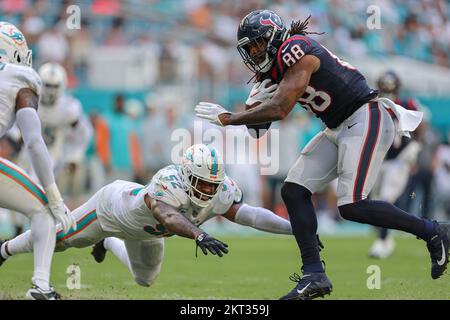 Miami Dolphins linebacker Elandon Roberts (52) blocks during the second  half of an NFL football game against the Chicago Bears, Sunday, Nov. 6,  2022, in Chicago. (AP Photo/Kamil Krzaczynski Stock Photo - Alamy