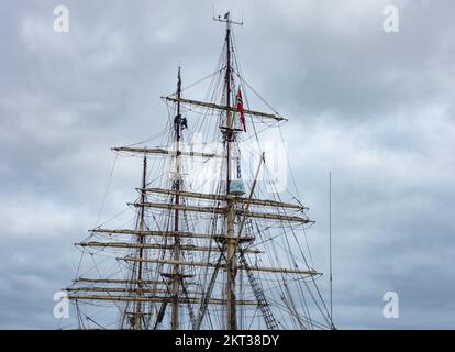 Las Palmas, Gran Canaria, Canary Islands, Spain. 29th November, 2022. Crew working high on the rigging on Norwegian training ship, Sorlandet; the world's oldest and most authentic fully-rigged ship still in active service. The ship was built in 1927. Credit: Alan Dawson/Alamy Live News Stock Photo