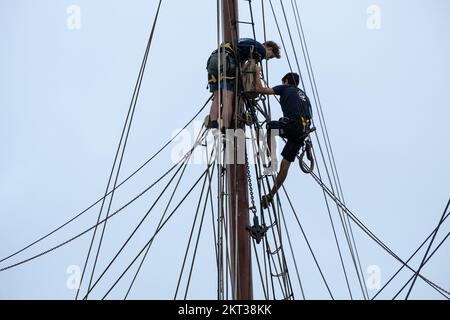 Las Palmas, Gran Canaria, Canary Islands, Spain. 29th November, 2022. Crew working high on the rigging on Norwegian training ship, Sorlandet; the world's oldest and most authentic fully-rigged ship still in active service. The ship was built in 1927. Credit: Alan Dawson/Alamy Live News Stock Photo