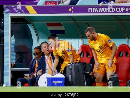 AL KHOR - Holland assistant trainer Edgar Davids, Holland coach Louis van Gaal, Steven Berghuis of Holland and Vincent Janssen of Holland (LR) during the FIFA World Cup Qatar 2022 group A match between the Netherlands and Qatar at Al Bayt Stadium on November 29, 2022 in Al Khor, Qatar. ANP KOEN VAN WEEL Stock Photo