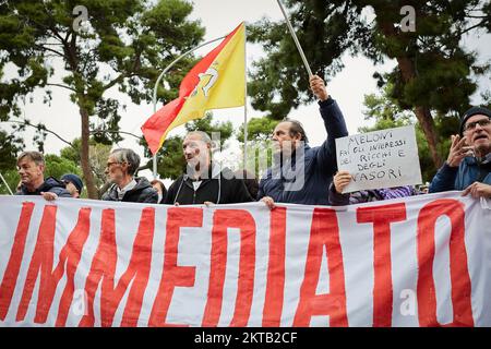 Palermo, Sicily, Italy. 29th Nov, 2022. Hundreds of people demonstrated with the slogan ''Immediate work or the Income cannot be touched'' from the center of Palermo to Palazzo Orleans, seat of the Presidency of the Sicilian Region.The citizens' income is a social welfare system created in Italy in January 2019. The new italian government of Giorgia Meloni intends to abolish it. (Credit Image: © Victoria Herranz/ZUMA Press Wire) Stock Photo