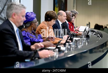 29 November 2022, Berlin: Mathias Cormann (l-r), Secretary-General of the Organisation for Economic Co-operation and Development (OECD), Ngozi Okonjo-Iweala, Director-General of the World Trade Organisation (WTO), Kristalina Georgieva, Managing Director of the International Monetary Fund (IMF), German Chancellor Olaf Scholz (SPD), Gilbert Houngbo, Director General of the International Labor Organization (ILO), and Mari Elka Pangestu, Managing Director of the World Bank for Development Policy and Partnerships, speak at a press conference following a meeting with the heads of the five major inte Stock Photo