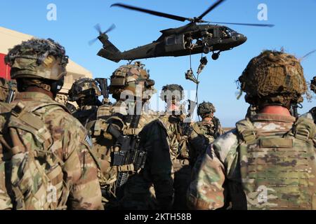 November 10, 2022 - Romania - U.S. Army Soldiers assigned to 1st Battalion, 502nd Infantry Regiment, 2nd Brigade Combat Team, 101st Airborne Division (Air Assault) and 3rd Battalion, 501st Aviation Regiment, Combat Aviation Brigade, 1st Armor Division  conduct Fast Rope Insertion and Extraction System (FRIES) opportunity training to become certified and create a standard of FRIES operations across the battalion, at Mihail KogÄlniceanu Airbase in Romania, Nov. 10, 2022. Soldiers continue to reinforce NATOs eastern flank and reaffirm the commitment to the European continent by engaging in exerc Stock Photo