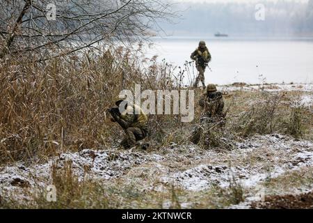 Polish soldiers assigned to 20th Mechanized Brigade provide security while conducting amphibious assault operations during the Bull Run training exercise at Bemowo Piskie, Poland, Nov. 25, 2022. The 20th Mechanized Brigade is proudly working alongside the 1st Infantry Division, NATO allies and regional security partners to provide combat-credible forces to V Corps, under America's forward deployed corps in Europe. (U.S. Army National Guard photo by Sgt. Gavin K. Ching) Stock Photo
