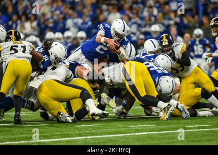 Indianapolis, Indiana, USA. 28th Nov, 2022. November 28th, 2022 Pittsburgh Steelers quarterback Mason Rudolph (2) jumps and reaches for a Indianapolis Colts first down during Pittsburgh Steelers vs Indianapolis Colts in Indianapolis, IN. Jake Mysliwczyk/BMR (Credit Image: © Jake Mysliwczyk/BMR via ZUMA Press Wire) Stock Photo