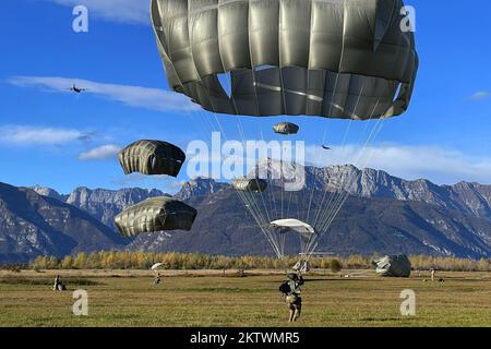 Italy. 18th Nov, 2022. U.S. Army Paratroopers assigned to 54th Brigade Engineer Battalion conduct an airborne operation over Frida Drop Zone, Italy on November. 18, 2022. The 173rd Airborne Brigade is the U.S. Army's Contingency Response Force in Europe, providing rapidly deployable forces to the USA European, African, and Central Command areas of responsibility. Forward deployed across Italy and Germany, the brigade routinely trains alongside NATO allies and partners to build partnerships and strengthen the alliance. (U.S. Army photo by Capt. Rob Haake) (Credit Image: © U.S. Army/ZUMA Stock Photo