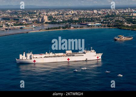 Santo Domingo, Dominican Republic. 27th Nov, 2022. The hospital ship USNS Comfort (T-AH 20) sits anchored in the harbor of Santo Domingo, Dominican Republic on November. 27, 2022. Comfort is deployed to U.S. 4th Fleet in support of Continuing Promise 2022, a humanitarian assistance and goodwill mission conducting direct medical care, expeditionary veterinary care, and subject matter expert exchanges with five partner nations in the Caribbean, Central and South America. Credit: U.S. Navy/ZUMA Press Wire Service/ZUMAPRESS.com/Alamy Live News Stock Photo