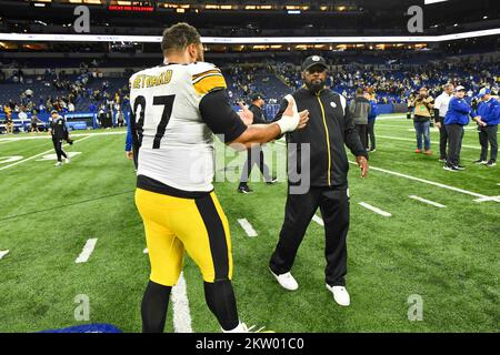 Indianapolis, Indiana, USA. 29th Nov, 2022. November 28th, 2022 Pittsburgh Steelers defensive tackle Cameron Heyward (97) and Pittsburgh Steelers head coach Mike Tomlin shake hands during postgame at Pittsburgh Steelers vs Indianapolis Colts in Indianapolis, IN. Jake Mysliwczyk/BMR (Credit Image: © Jake Mysliwczyk/BMR via ZUMA Press Wire) Stock Photo