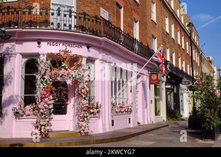 Queen Elizabeth II Platinum Jubilee: Pink Peggy Porschen bakery with floral display and gold crown in Belgravia, London, England Stock Photo