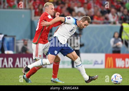 Doha, Katar. 29th Nov, 2022. Harry KANE (ENG), action, duels versus JOHNSON Brennan (WAL). Wales (WLS) - England (ENG) 0-3 Group stage Group B on 29.11.2022, Ahmad Bin Ali Stadium Football World Cup 2022 in Qatar from 20.11. - 18.12.2022 ? Credit: dpa/Alamy Live News Stock Photo