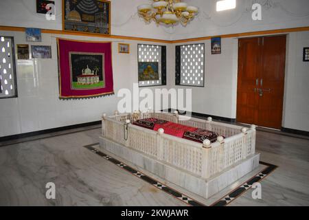 Hazrat Pir Ilyas Ahmed Khattu, interior of Hall and Grave, Dholka, Gujrat, India Stock Photo