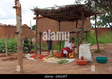 Little girls hi-res stock photography and images - Alamy