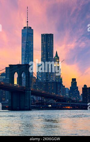 Sunset afterglow of the Brooklyn Bridge and New York City skyline at ...