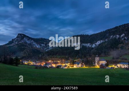 Schwarzau im Gebirge: Schwarzau im Gebirge, mountain Falkenstein in Wiener Alpen, Alps, Niederösterreich, Lower Austria, Austria Stock Photo