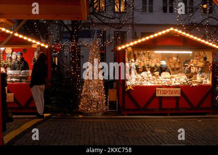 Copenhagen/Denmark/30 November 2022/ Christms visitors and tourists at Christmas market at Hojbro plads in danish capital.  (Photo. Francis  Dean/Dean Pictures) Stock Photo