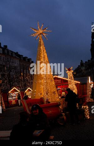 Copenhagen/Denmark/30 November 2022/ Christms visitors and tourists at Christmas market at Hojbro plads in danish capital.  (Photo. Francis  Dean/Dean Pictures) Stock Photo