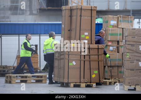 27.05.2020., Sarajevo, Bosnia and Herzegovina - The Government of the United Arab Emirates donates valuable medical equipment to Bosnia and Herzegovina, including 40 respirators, 100,000 coronavirus tests, 25,000 protective clothing sets, 150,000 pairs of gloves, 150,000 N95 masks, 150,000 disposable surgical masks, 150,000 disposable protective masks, 50,000 visors and 20,000 goggles. Medical equipment arrived with Boeing 747-400 from Dubai. Photo: Armin Durgut/PIXSELL Stock Photo