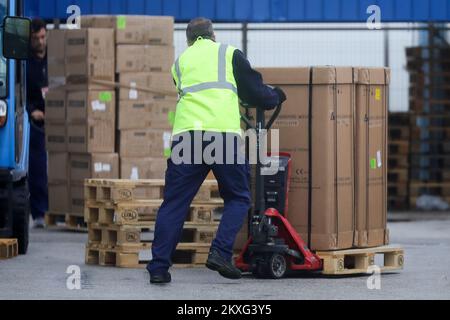 27.05.2020., Sarajevo, Bosnia and Herzegovina - The Government of the United Arab Emirates donates valuable medical equipment to Bosnia and Herzegovina, including 40 respirators, 100,000 coronavirus tests, 25,000 protective clothing sets, 150,000 pairs of gloves, 150,000 N95 masks, 150,000 disposable surgical masks, 150,000 disposable protective masks, 50,000 visors and 20,000 goggles. Medical equipment arrived with Boeing 747-400 from Dubai. Photo: Armin Durgut/PIXSELL Stock Photo