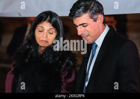 London, UK. 30th Nov, 2022. Rishi Sunak, British Prime Minister, attends the annual festive UK Food and Drinks market set up in Downing Street with his wife Akshata Murthy. The market is showcasing British businesses. Chancellor Jeremy Hunt and others are also in attendance. Credit: Imageplotter/Alamy Live News Stock Photo
