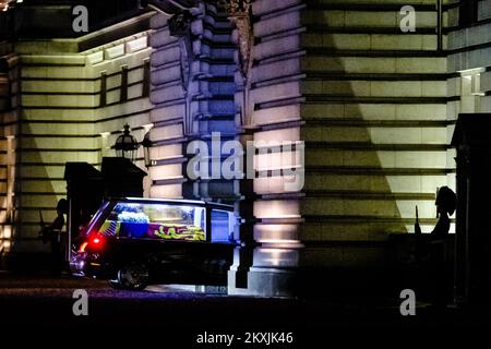 The queen in her coffin passes through the centre arch of the palace photographed following The Death of Her Majesty The Queen Elizebeth II at Buckingham Palace And The Queen Victoria Memorial , London on Tuesday 13 September 2022 . Picture by Julie Edwards. Stock Photo