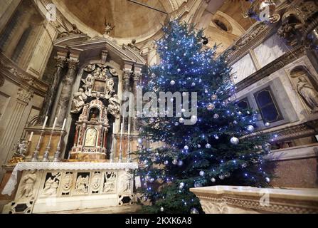 Decorated Christmas tree seen during midnight Mass in the Cathedral of St. Jakov in Sibenik, Croatia on December 24, 2020. Due to the coronavirus pandemic and the recommendations of the headquarters, as well as the observance of epidemiological measures, this year the midnight mass was celebrated in special conditions. Photo: Dusko Jaramaz/PIXSELL  Stock Photo