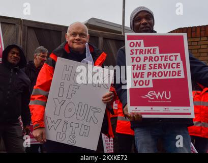 London, UK. 30th November 2022. Picket line outside the Royal Mail Islington Delivery Office as the Communication Workers Union (CWU) continues its strike action over pay and employment conditions. Stock Photo