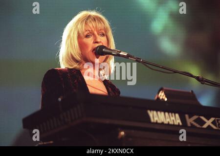 File photo dated 09/02/98 of Fleetwood Mac's, Christine McVie, performing at the Brit Awards at the London Docklands Arena. Fleetwood Mac's Christine McVie has died at the age of 79, her family has said. Issue date: Wednesday November 30, 2022. Stock Photo
